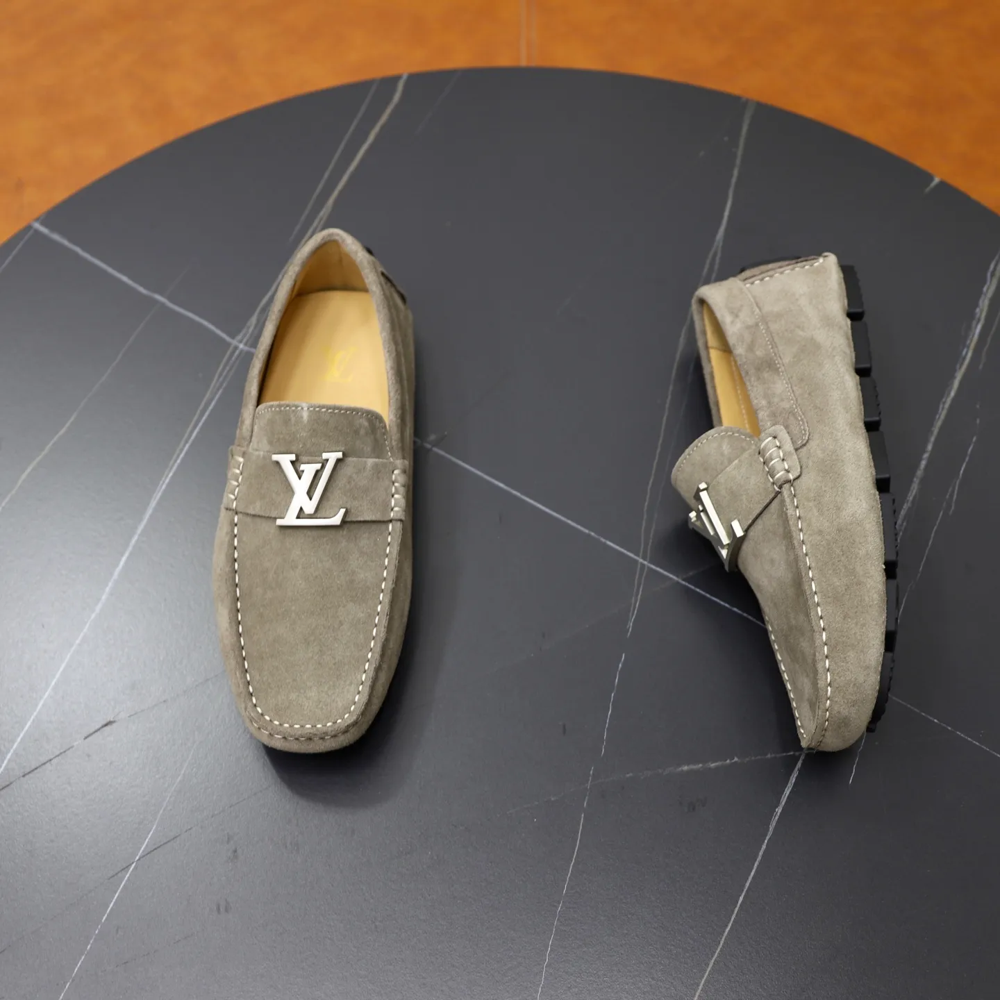 Ex-factory price: 480💰【LV】Louis Vuitton ⚠️High-end men’s driving and pedal series ⚠️38-44 (customized for 45) ⚠️All original cowhide leather! Thick and soft! Made entirely of calfskin lining! Rubber sheet anti-slip beanie sole! Three-dimensional package technology! Fashionable and classic! Handicrafts! Original high quality! Feel free to compare!